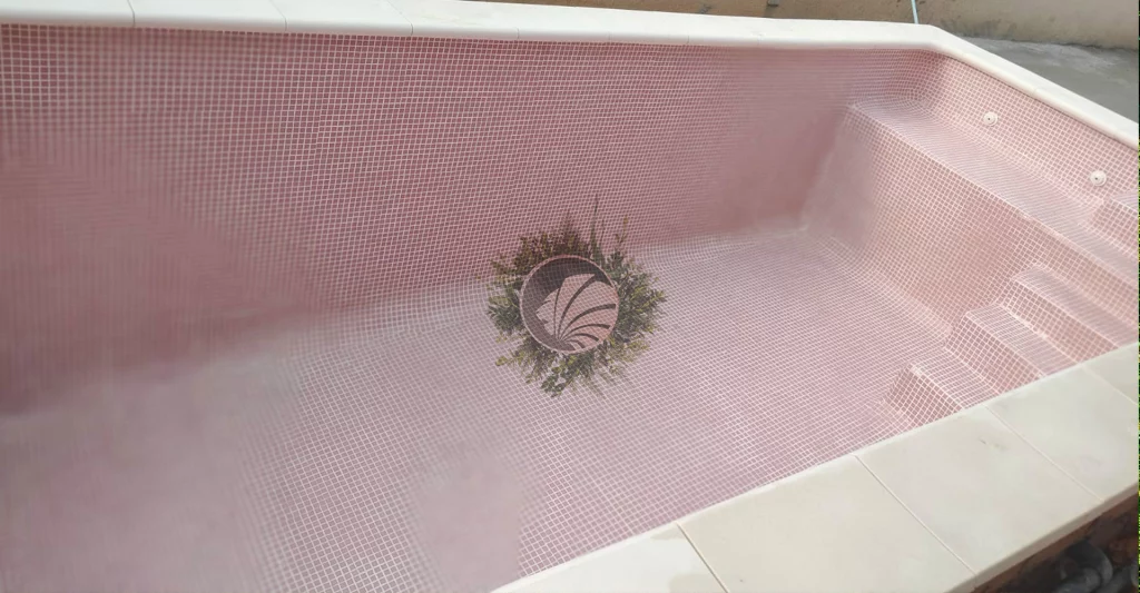 piscina de gresite rosa sin agua