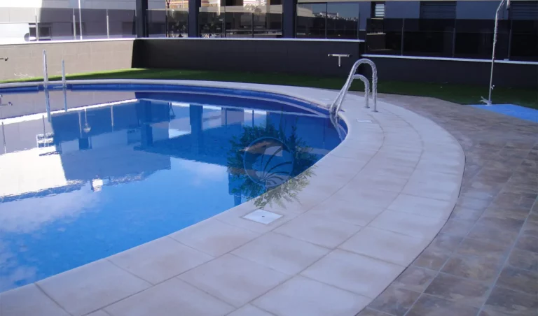 piscina con bordes de piscinas redondas
