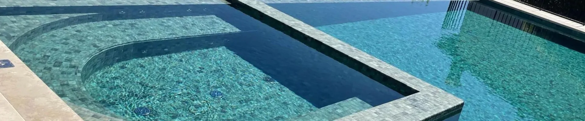 piscina con gresite de piedra natural